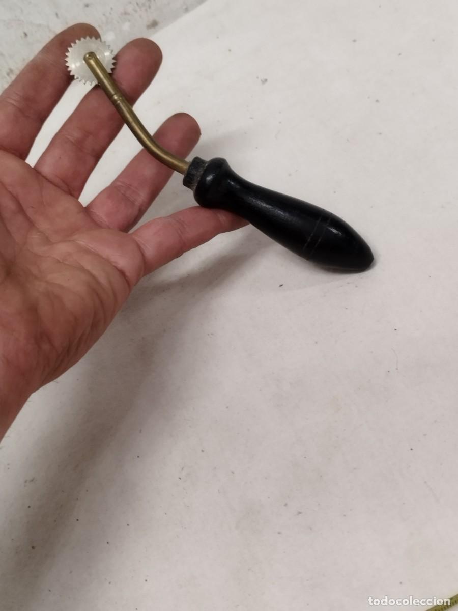 Antiquit&auml;ten: Antigua herramienta para trabajar el cuero.