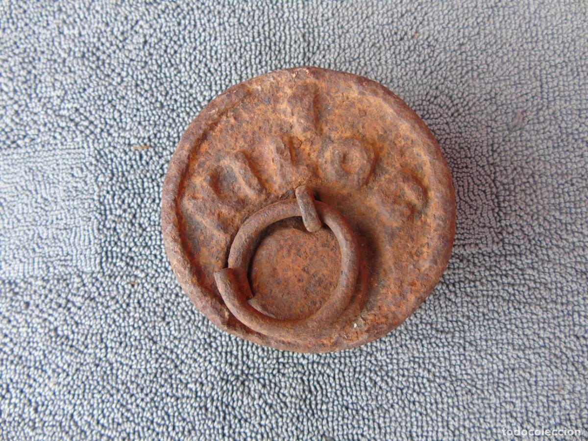 Antiguidades: ANTIGUA PESA DE HIERRO 1 KGM CON ARGOLLA.