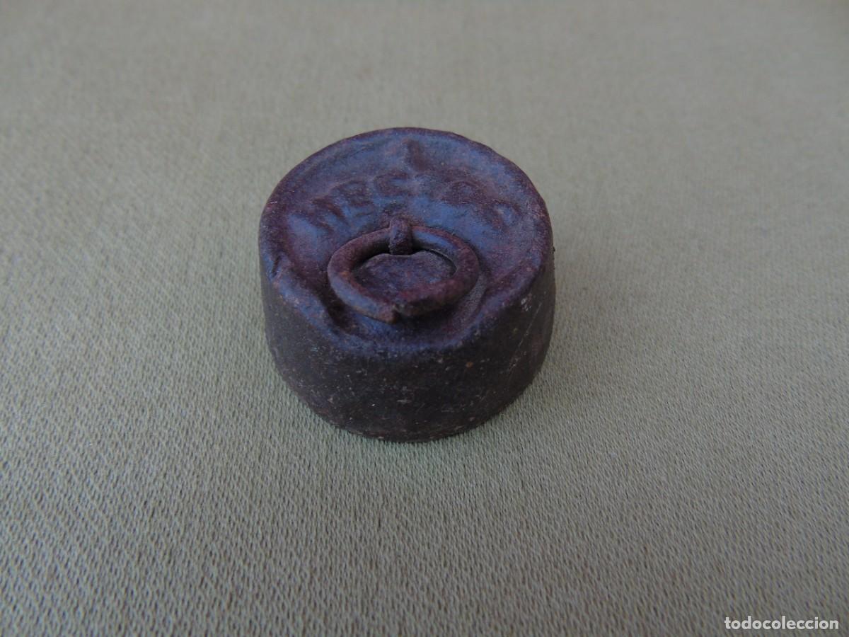 Antiques: ANTIGUA PESA DE HIERRO 1 HECTOGRAMO CON ARGOLLA.