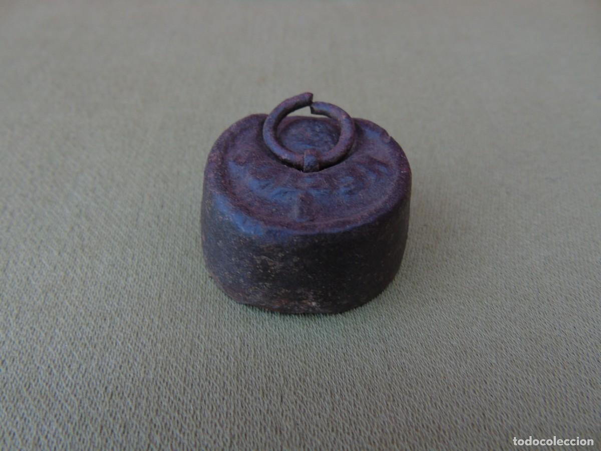 Antig&uuml;edades: ANTIGUA PESA DE HIERRO 1 HECTOGRAMO CON ARGOLLA. - Foto 2