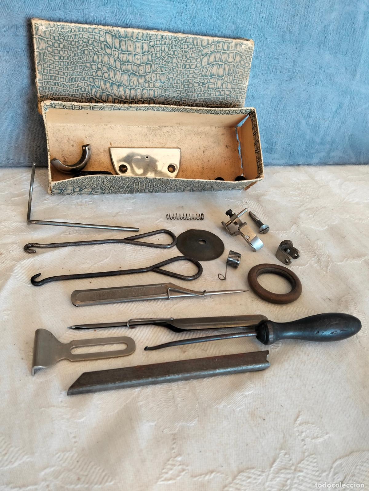 Antiquit&auml;ten: Lote de utensilios de maquina de coser herramientas ganchos, punzones, agujas etc repuestos a&ntilde;os 50