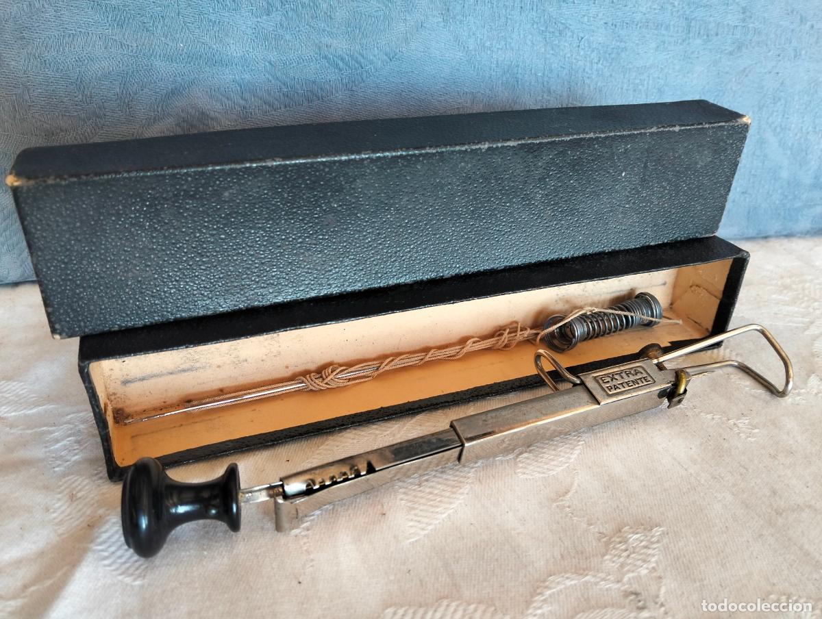 Antiquit&eacute;s: Utensilio herramienta maquina para tejer de hierro niquelado con aguja y pomo a&ntilde;os 40-50