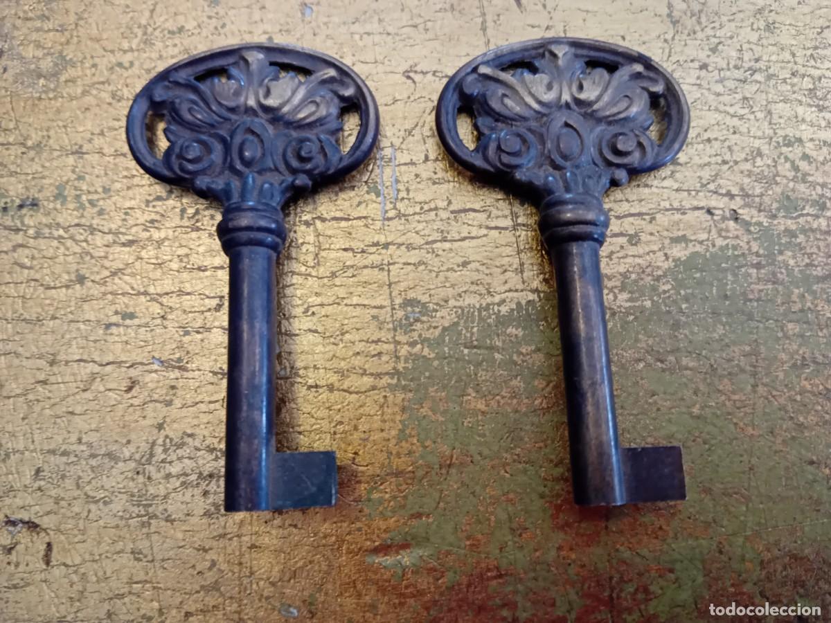 Antig&uuml;edades: Pareja de llaves huecas de bronce - Foto 1