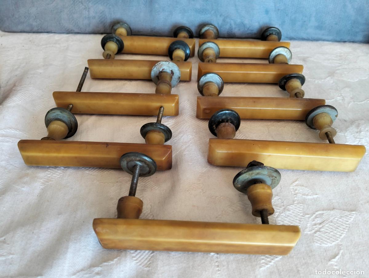 Antig&uuml;edades: Lote 9 tiradores de pasta o simil hueso decorativos para cajones o puertas antiguos Art Deco a&ntilde;os 40
