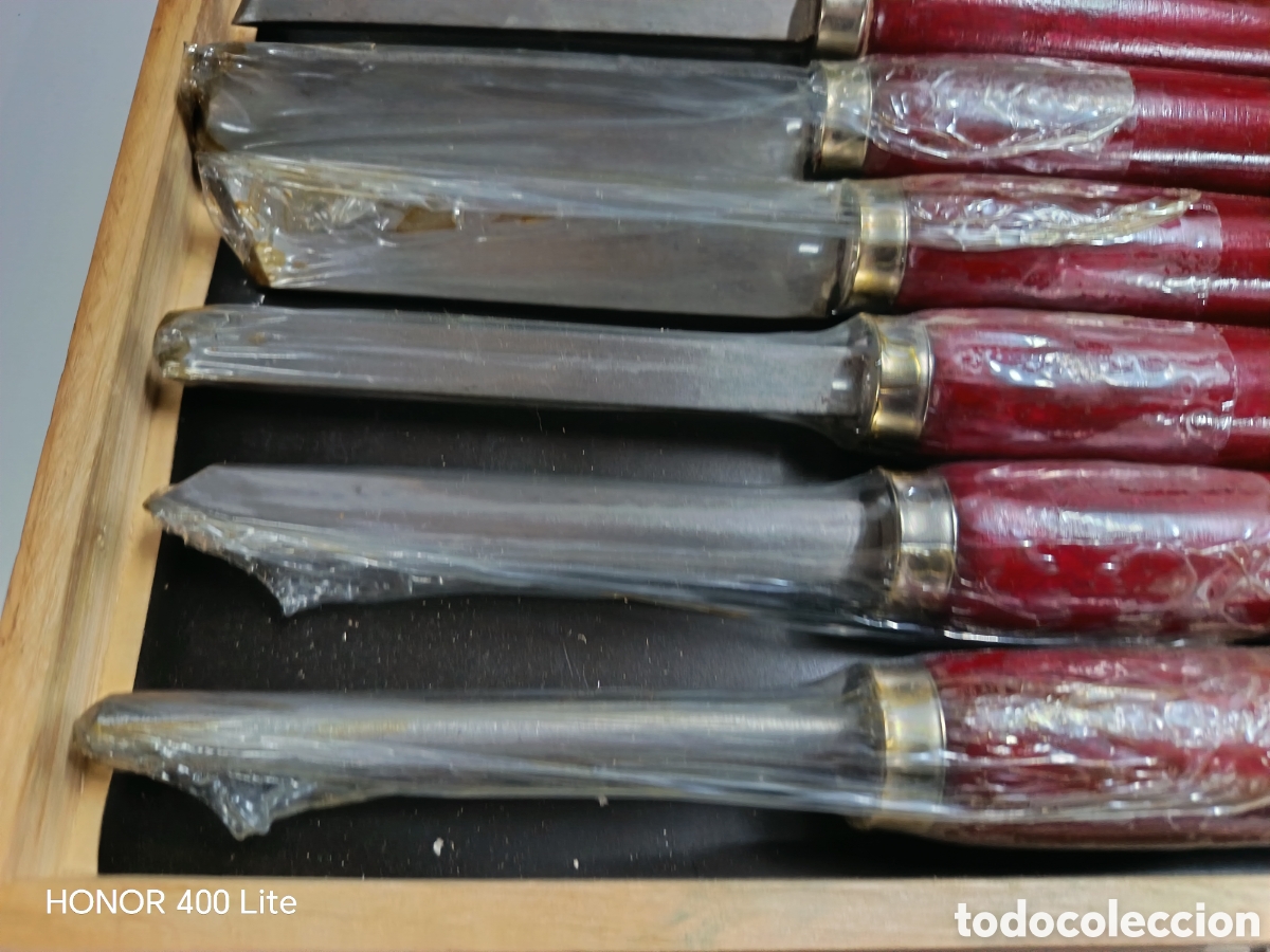 Antig&uuml;edades: Juego de gubias de tornear en estuche de madera.