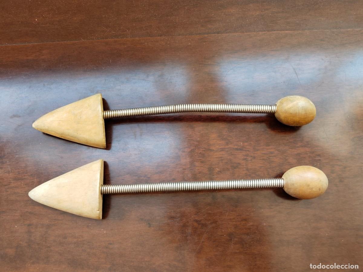 Antiquit&eacute;s: Pareja de hormas de zapato.