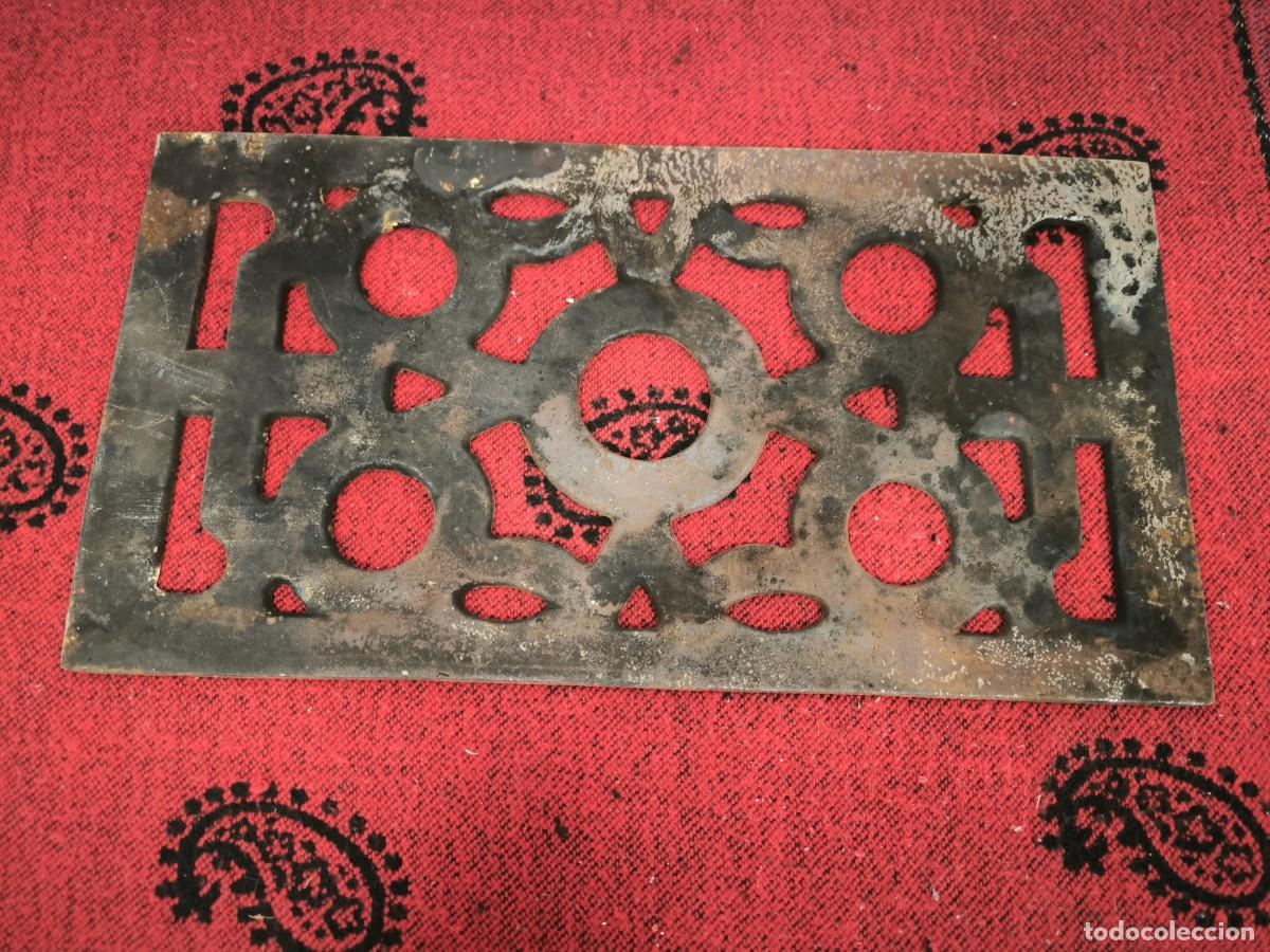 Antig&uuml;edades: Bandeja De Soporte Para Cocina De Hierro Calado &ndash; Protector De Calor 43 X 23 Cms