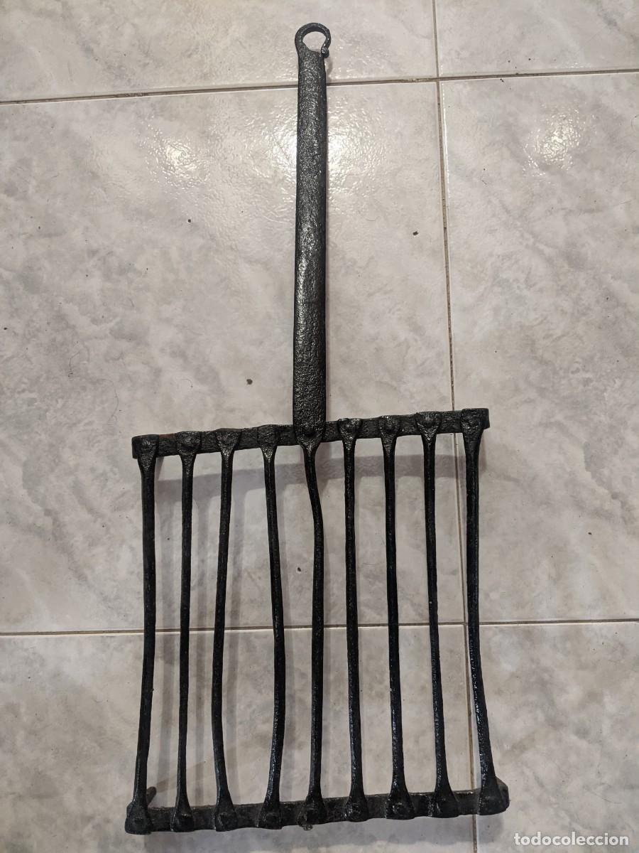Antig&uuml;edades: Antigua parrilla / asador de chimenea en hierro forjado artesanal - Forja r&uacute;stica rural S. XVIII-XIX