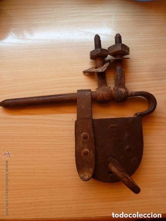 Antig&uuml;edades: Antiguo candado de barra siglo XVIII, forja hierro funciona con llave