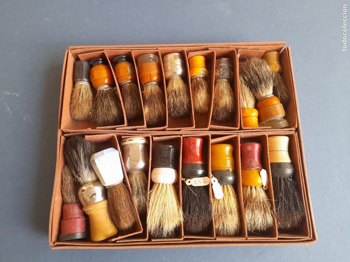 Antig&uuml;edades: Lote 19 antiguas brochas de afeitar, sin uso, en caja