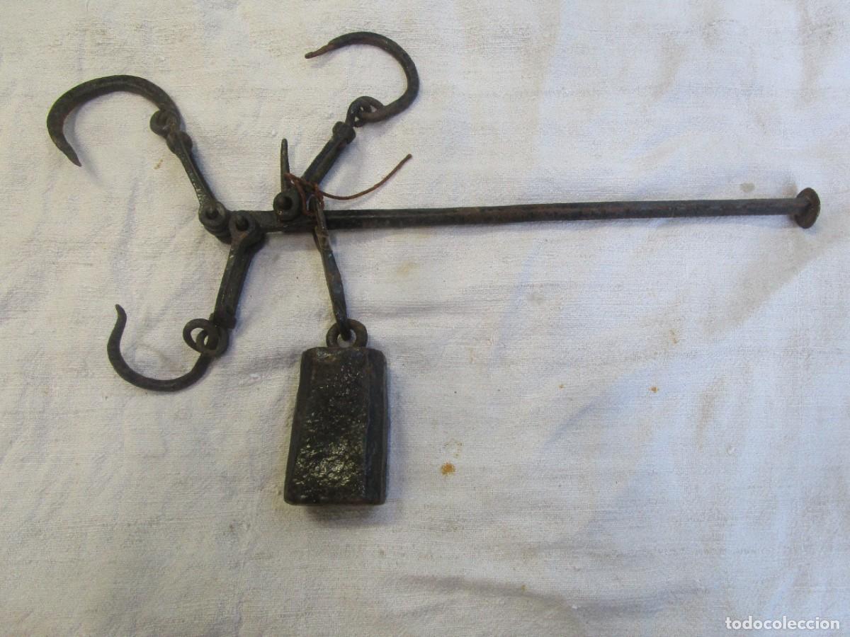 Antig&uuml;edades: Romana hierro, brazo 25cm, pil&oacute;n de herrero, dos escalas 5 y 10kg, restos pintura. Pesa 930gr limpia