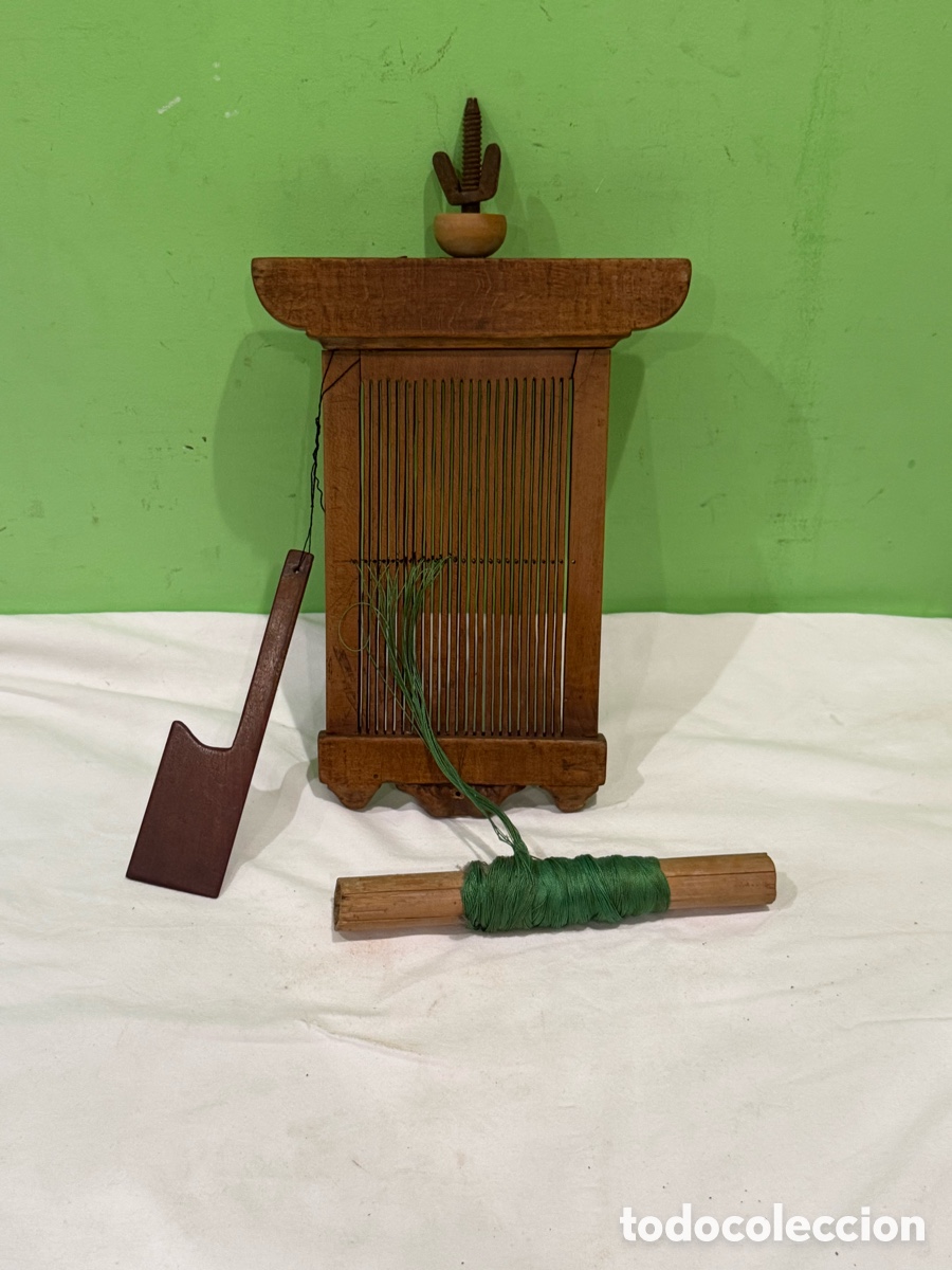 Antig&uuml;edades: Antiguo telar manual de madera finales siglo XIX principios XX utensilio textil con lanzadera