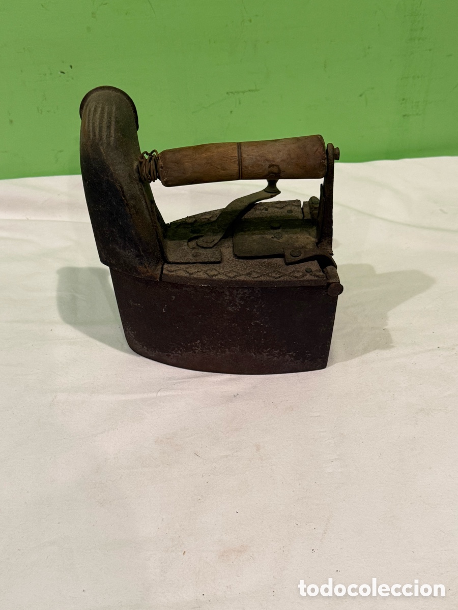 Antig&uuml;edades: Antigua plancha de carb&oacute;n hierro con mango de madera finales siglo XIX principios XX