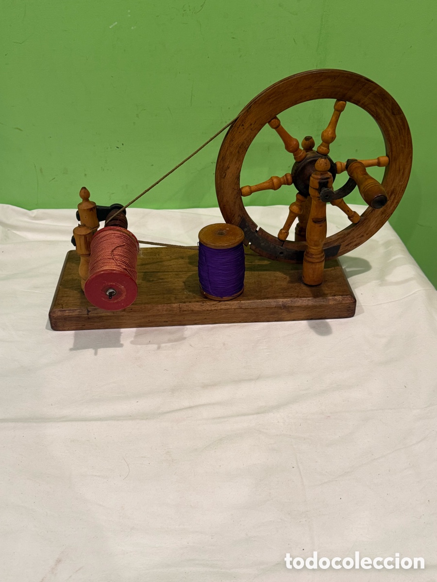 Antig&uuml;edades: Antigua rueca hiladora de madera con devanador utensilio textil siglo XIX XX