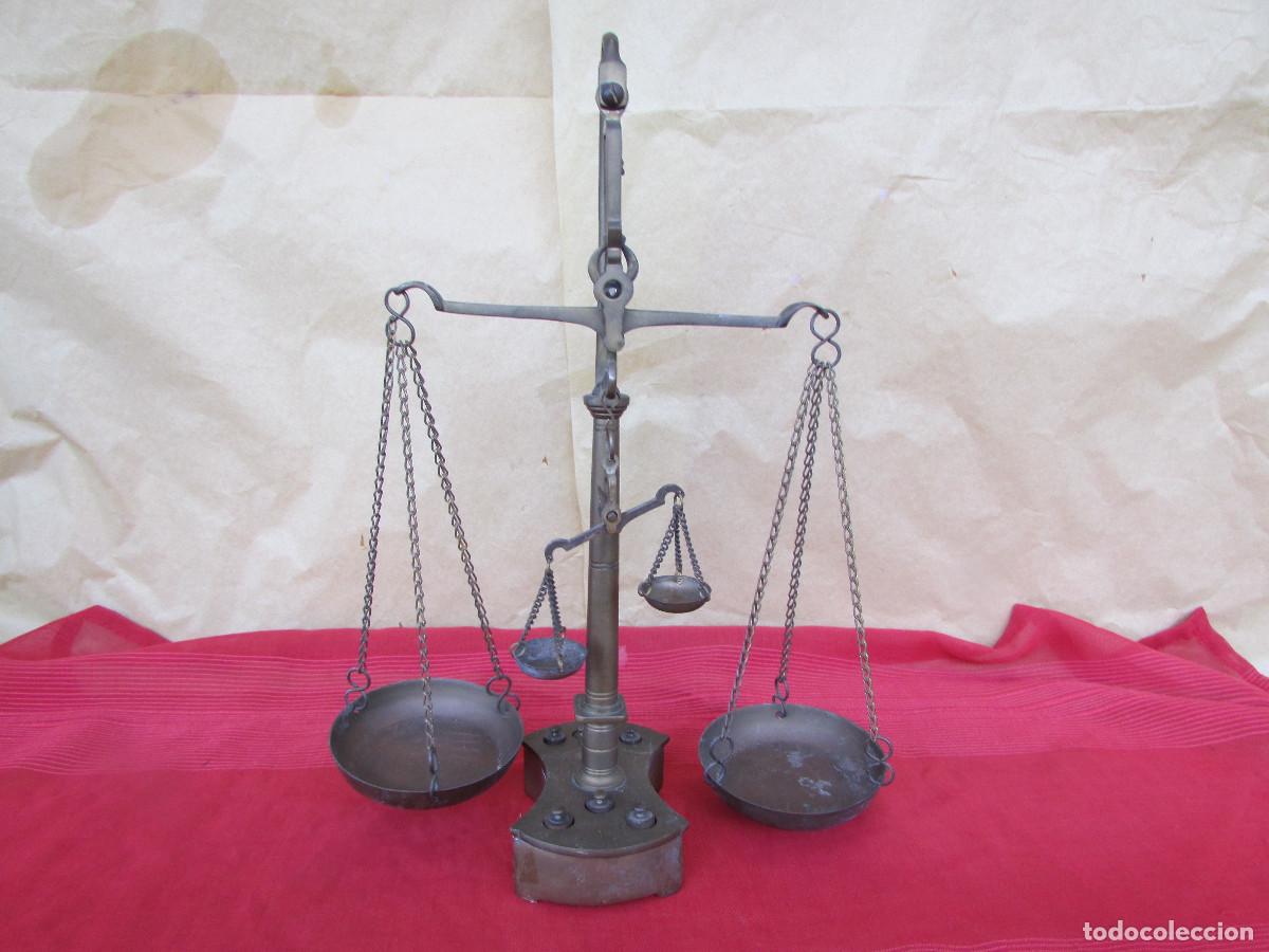 Antig&uuml;edades: DOBLE BALANZA de JOYERIA de distinto uso. Mismo m&aacute;stil Bronce . Con juego de siete pesas