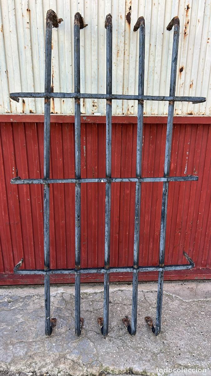 Antig&uuml;edades: BARANDILLA CONTUNDENTE DE FORJA DE GRAN CALIBRE DE 165 CMS. DE ALTO X 95 CMS.