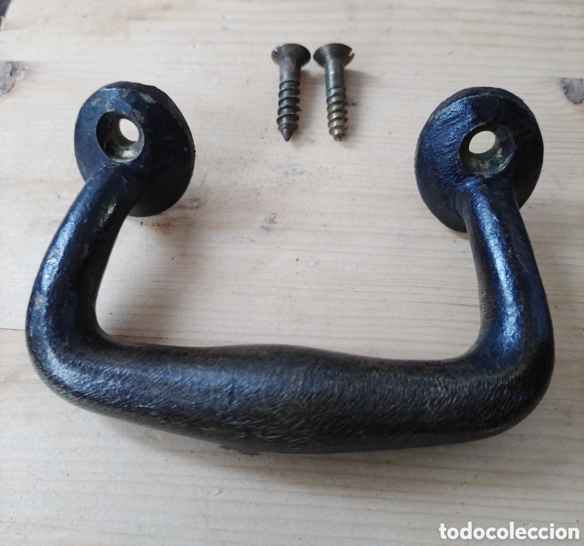 Antig&uuml;edades: Tirador o asa de lat&oacute;n. - Foto 1
