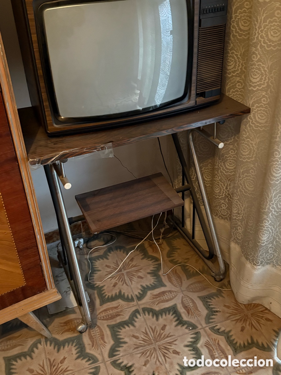 Tel&eacute;fonos: Televisor(TV) y mesa de televisor antigua