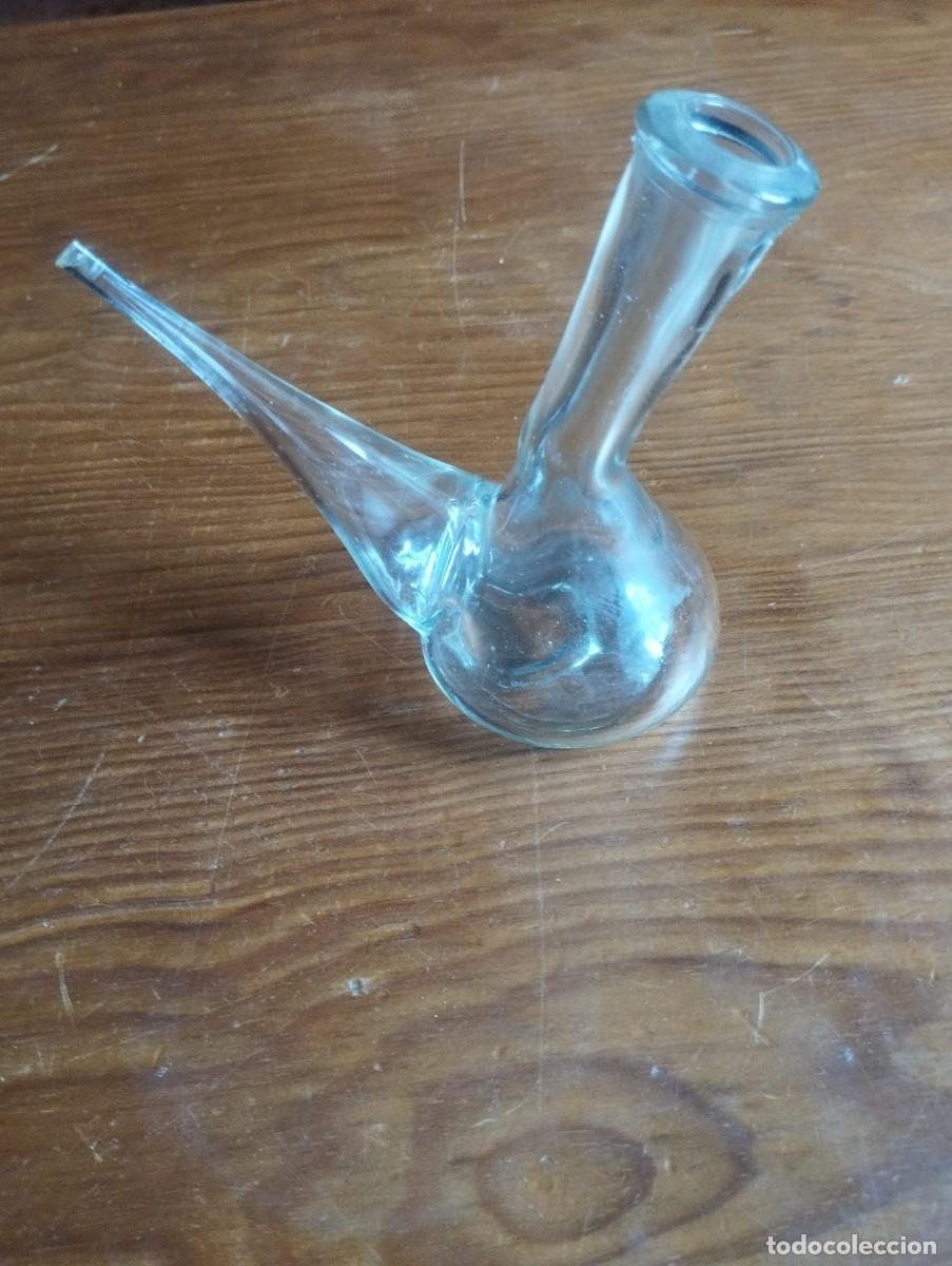 Antig&uuml;edades: Retorta de vidrio soplado o pipeta de destilaci&oacute;n antigua, un instrumento de los laboratorios