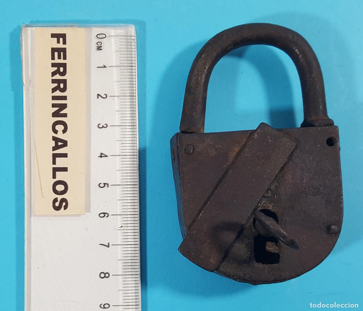 Antig&uuml;edades: ANTIGUO CANDADO DE HIERRO FORJADO CON LLAVE ORIGINAL, SIGLO XIX-XX LO QUE SE VE EN LAS FOTOS