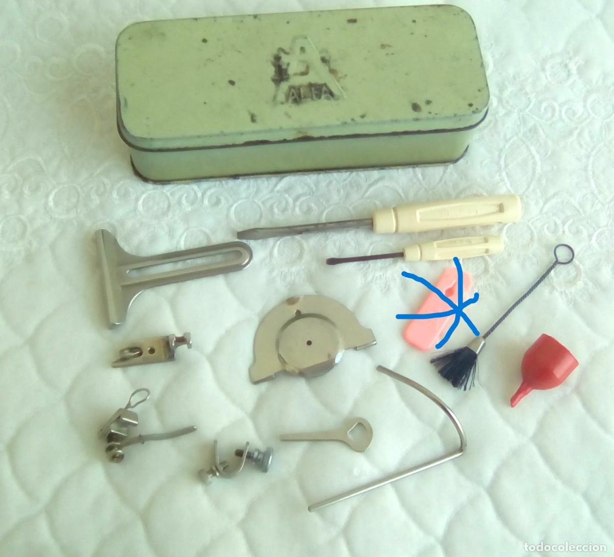 Antiquit&auml;ten: CAJA METALICA CON ACCESORIOS MAQUINA COSER ALFA-A&Ntilde;OS 60