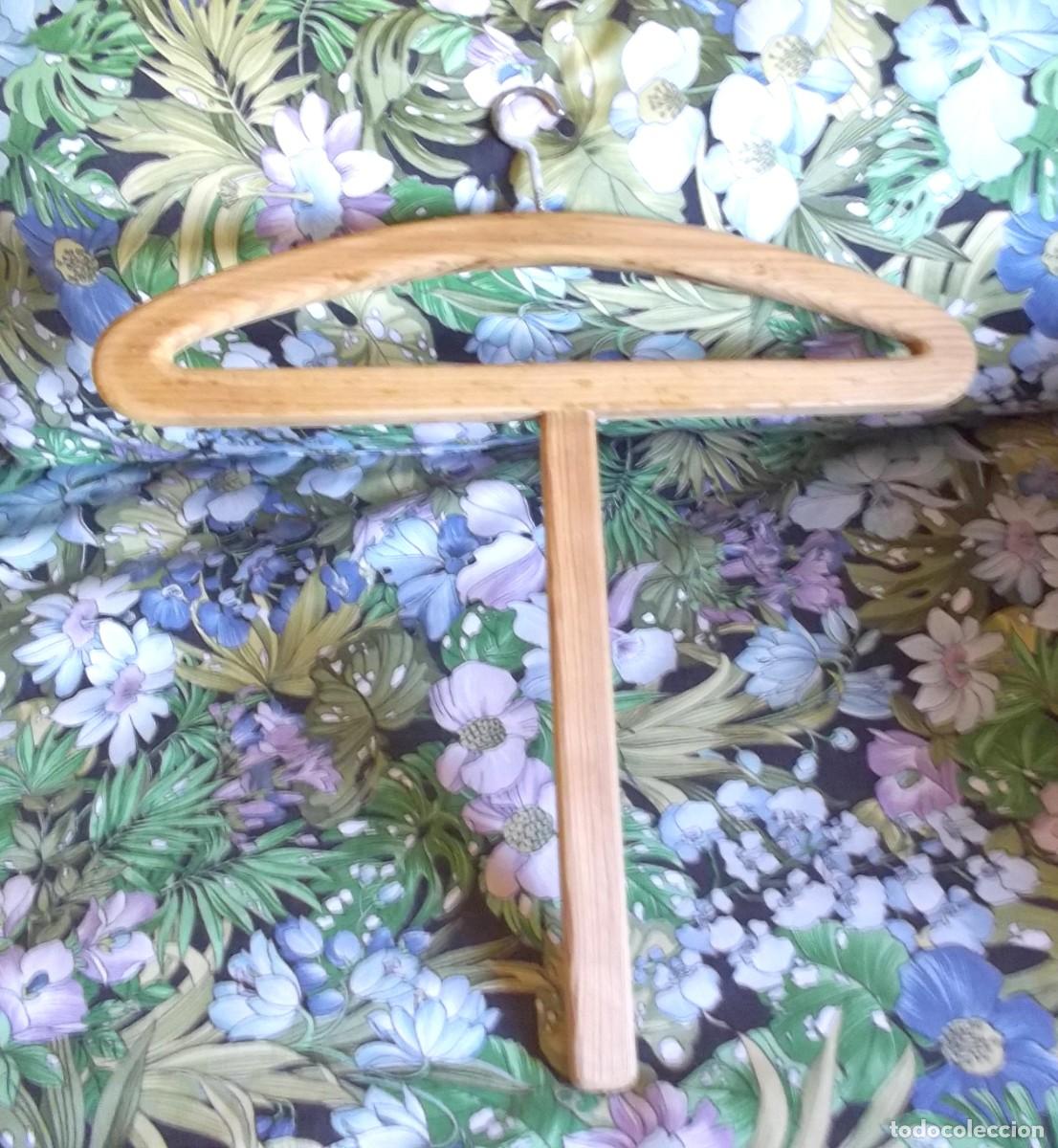 Antig&uuml;edades: ANTIGUA PERCHA DE MADERA A&Ntilde;OS 50-60