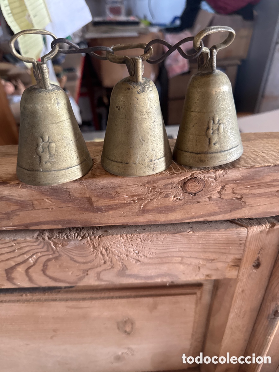 Antig&uuml;edades: Campanilla de bronce Lote De, tres con su badajo