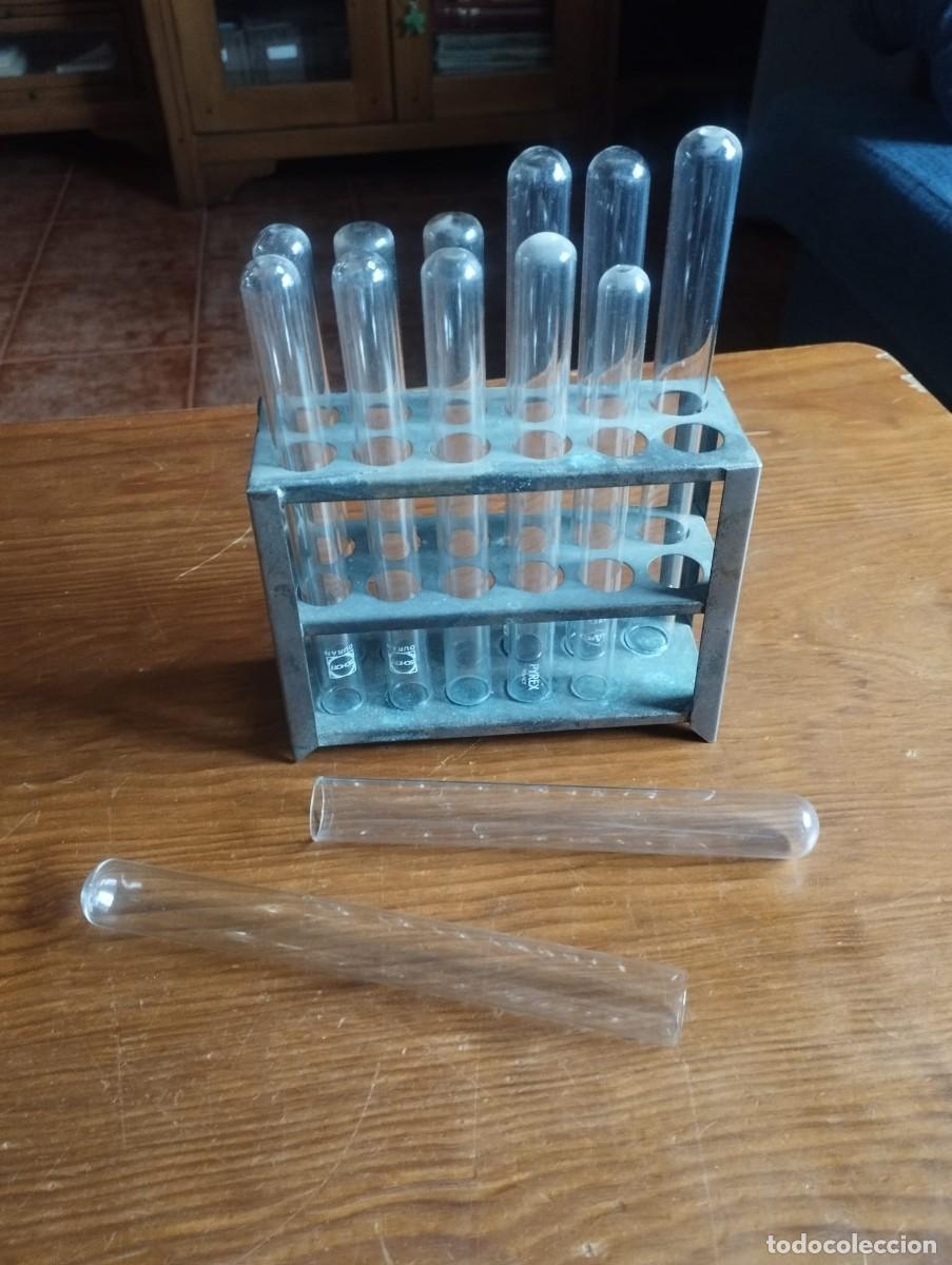 Antig&uuml;edades: Gradilla met&aacute;lica y 13 tubos de ensayo de vidrio borosilicato desde 17 a 20 cm de longitud aprox.