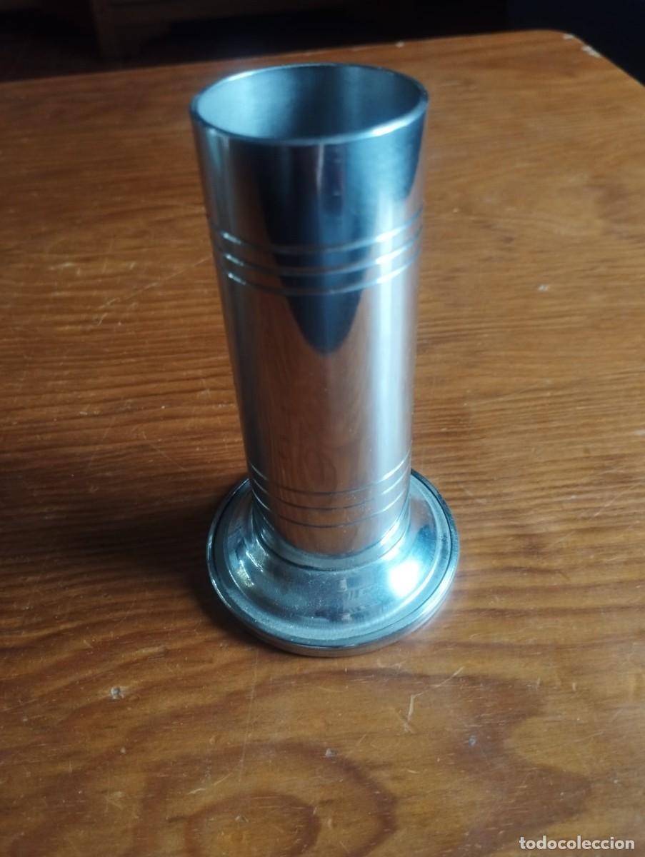 Antig&uuml;edades: Cubilete de laboratorio o una copa de medida fabricada en acero inoxidable