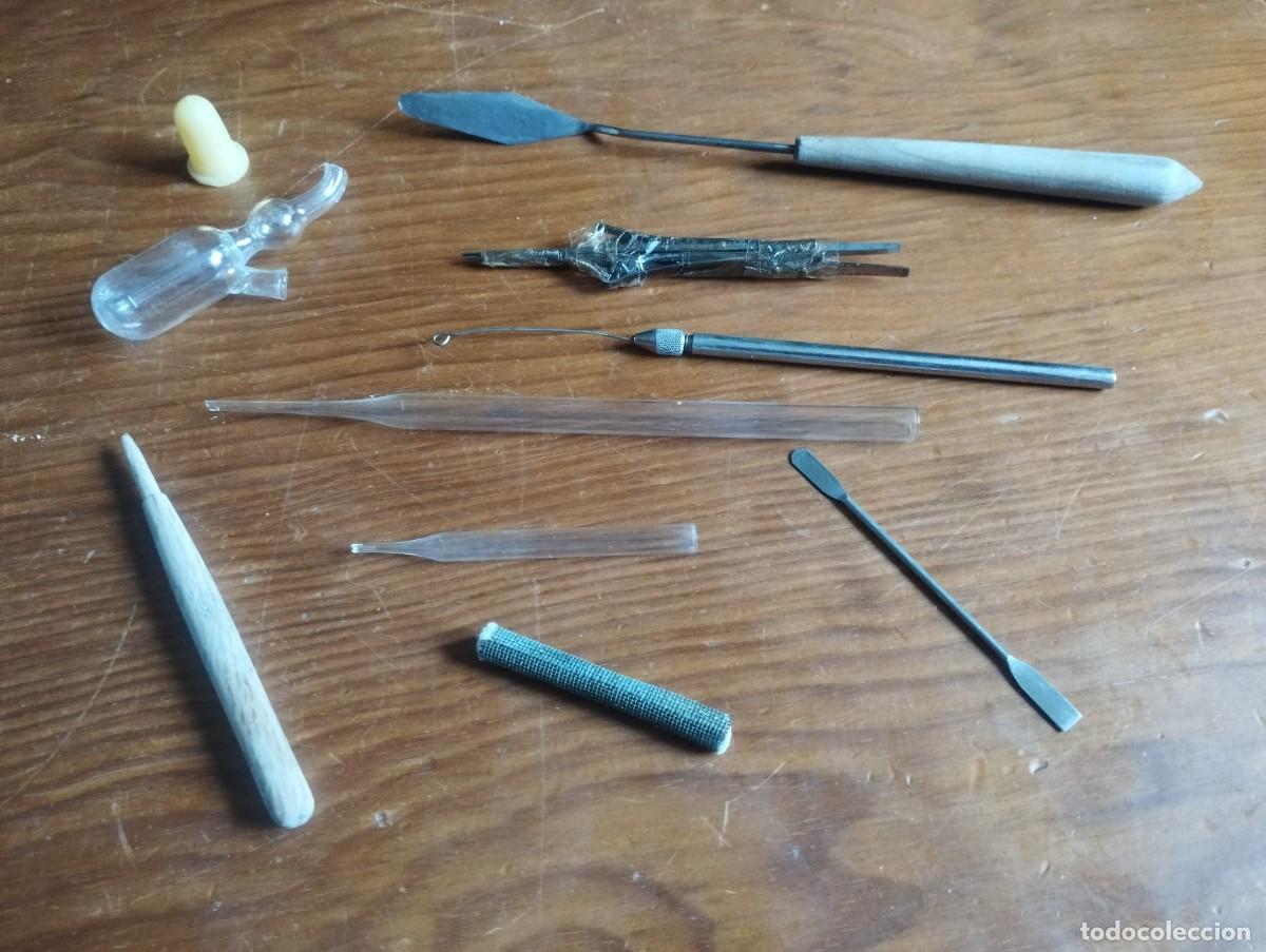 Antig&uuml;edades: Material de laboratorio con diversas herramientas de precisi&oacute;n y manipulaci&oacute;n.