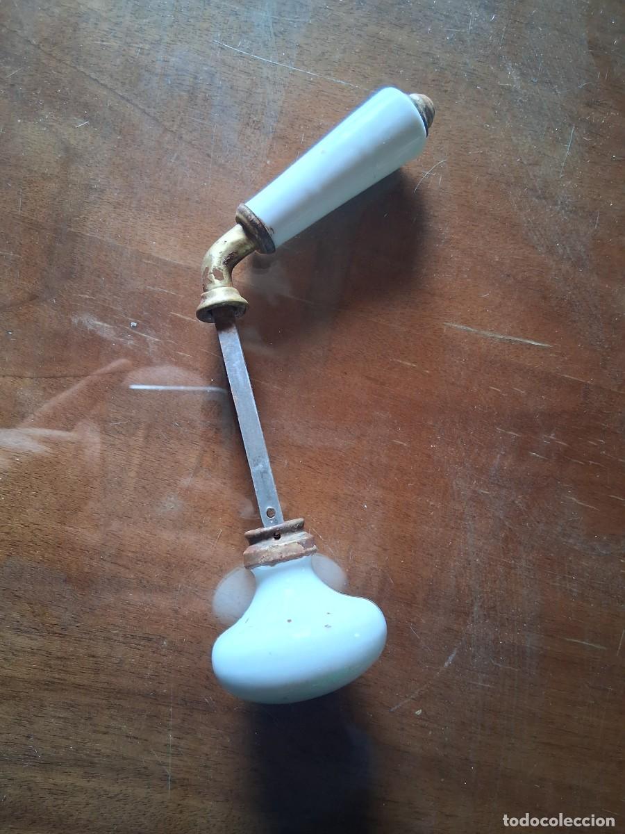 Antig&uuml;edades: Pomo tirador manivela de bronce y porcelana para puerta cerrajer&iacute;a