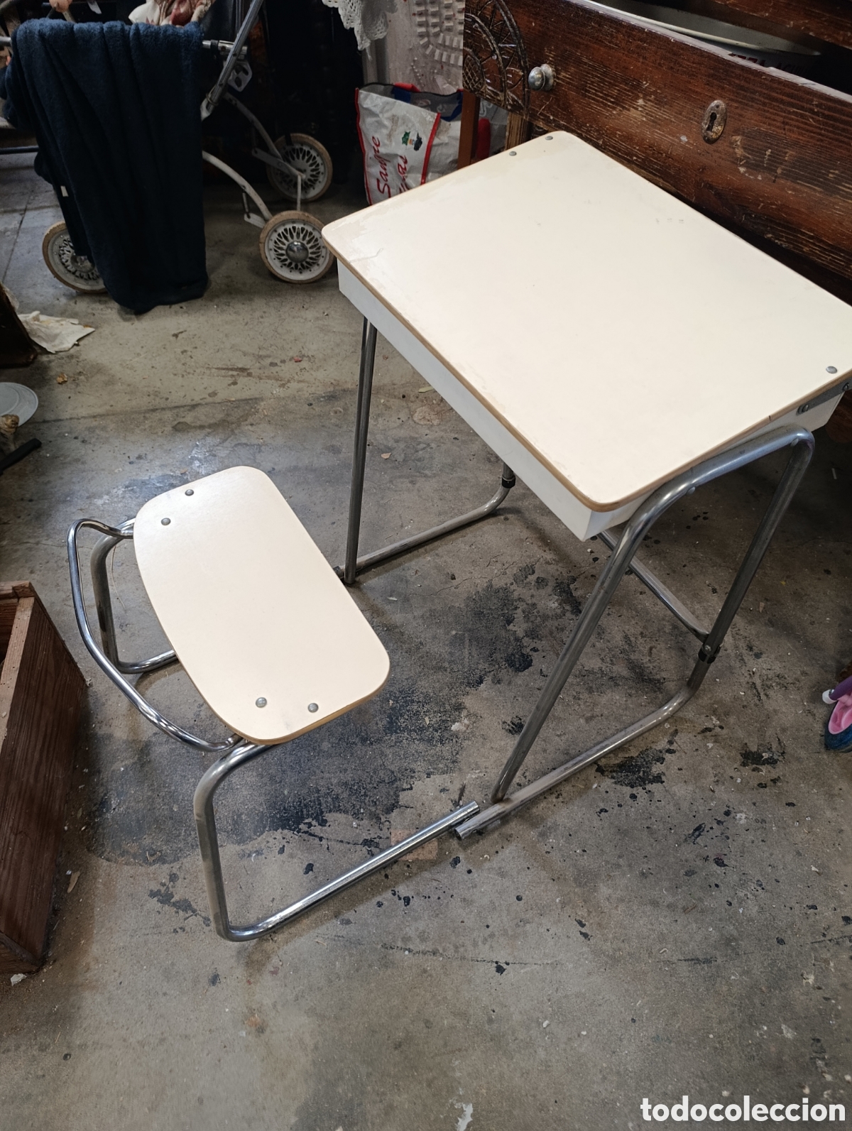 Antig&uuml;edades: Pupitre infantil alos 60_70 - Foto 1