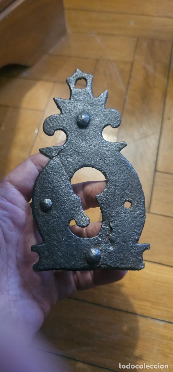 Antig&uuml;edades: Bocallave forja arca con clavos