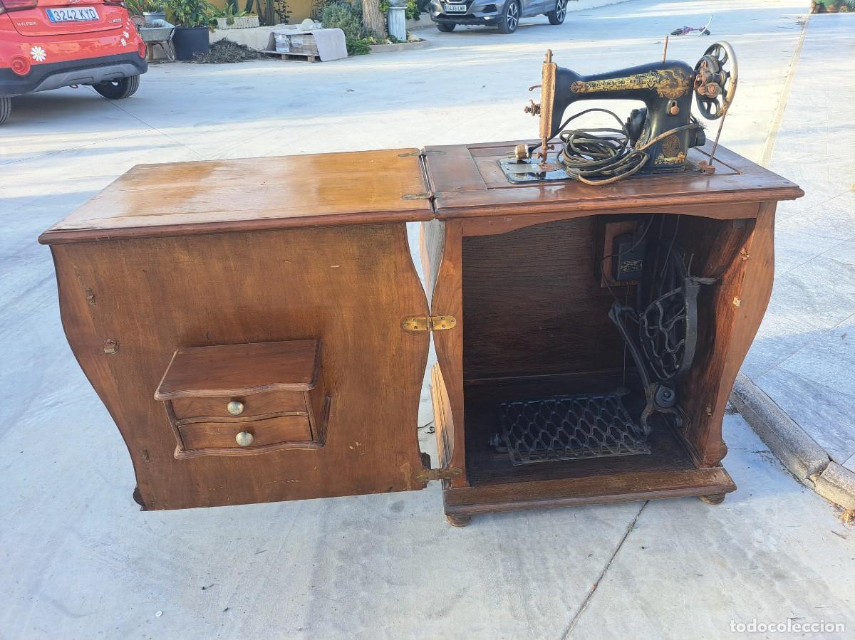 Antiquit&auml;ten: Antigua m&aacute;quina de coser Singer con mueble de barriga, le han incorporado motor.