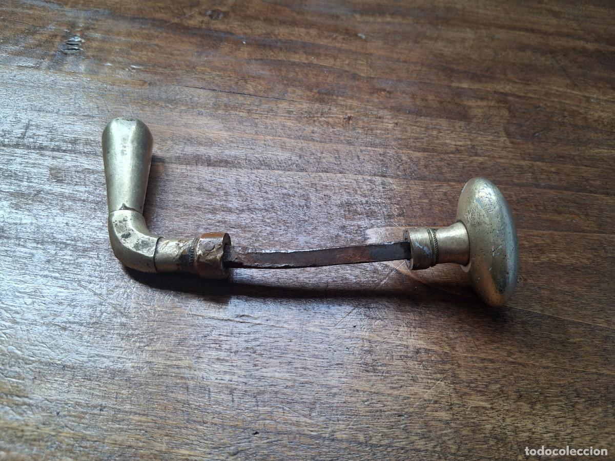 Antig&uuml;edades: Antigua manivela con pomo tirador de bronce para puerta