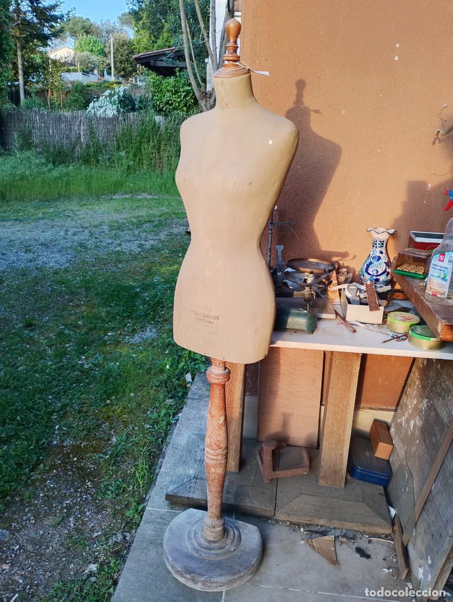 Antig&uuml;edades: Antiguo maniqu&iacute; para modista/sastre de principios siglo XX (con la direcci&oacute;n en letras modernistas)