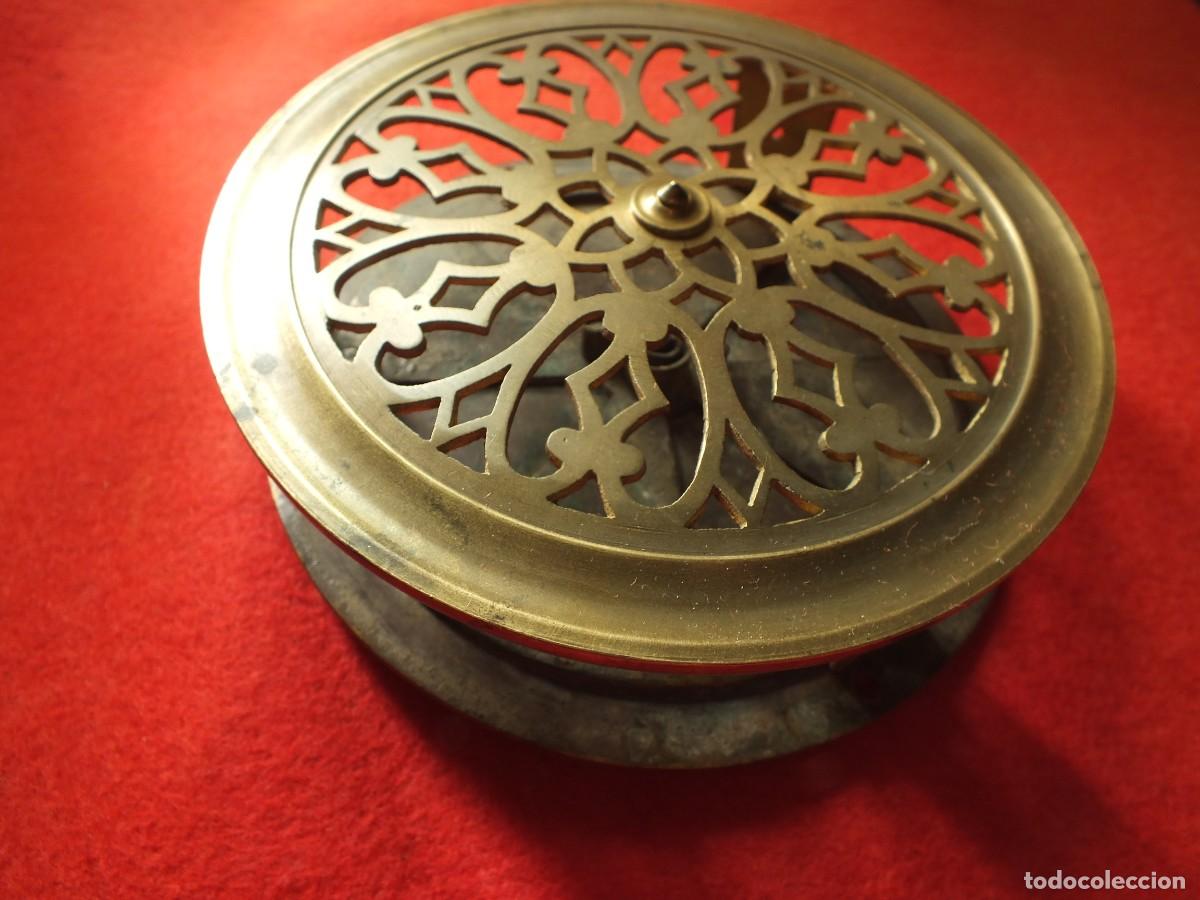 Antig&uuml;edades: ANTIGUA MIRILLA COMPLETA EN BRONCE O LAT&Oacute;N PARA PUERTA PORTON CON REJILLA CIRCULAR CIPRINO