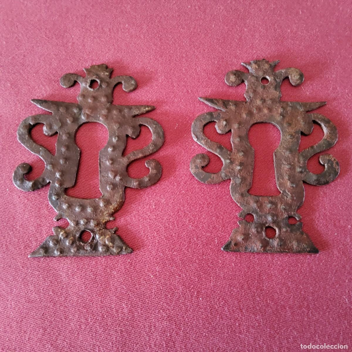 Antig&uuml;edades: PAREJA DE BOCALLAVES DE CAJONERA DE SACRISTIA DE HIERRO FORJADO, SIGLO XVI