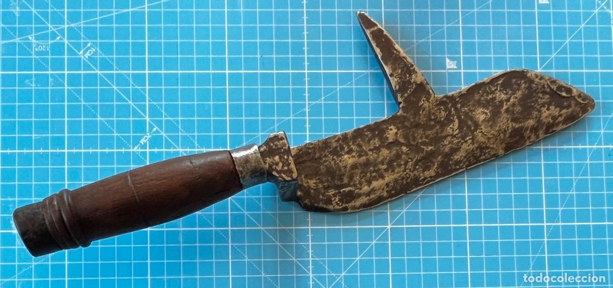 Antig&uuml;edades: Antigua hacha de pizarrero de forja / hacha para tejados de pizarra, tipo &ldquo;slater&rsquo;s axe&rdquo;. Herramien