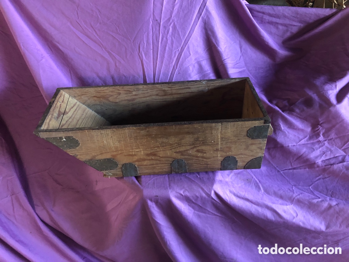 Antig&uuml;edades: antigua cuartilla de madera para medir grano, en buen estado, con los bordes de metal