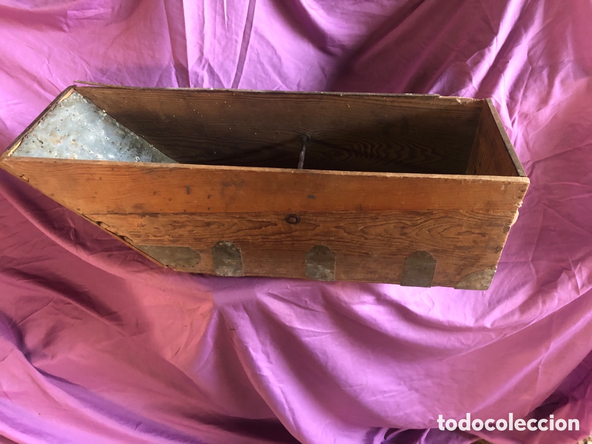 Antig&uuml;edades: antiguo celemin de madera para medir grano, en buen estado, con los bordes de metal