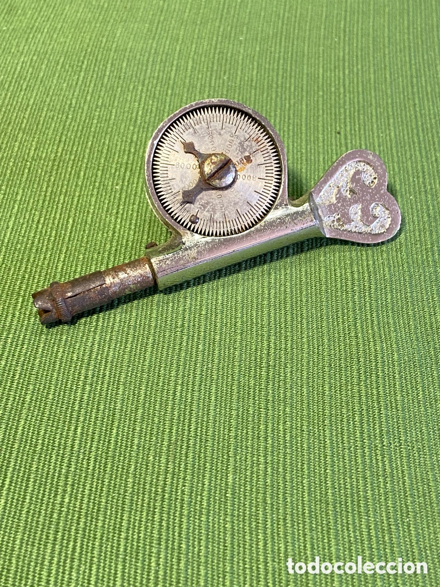 Antig&uuml;edades: Bonito cuentavueltas, tac&oacute;metro, contador de vueltas, mec&aacute;nica del autom&oacute;vil - circa 1930.