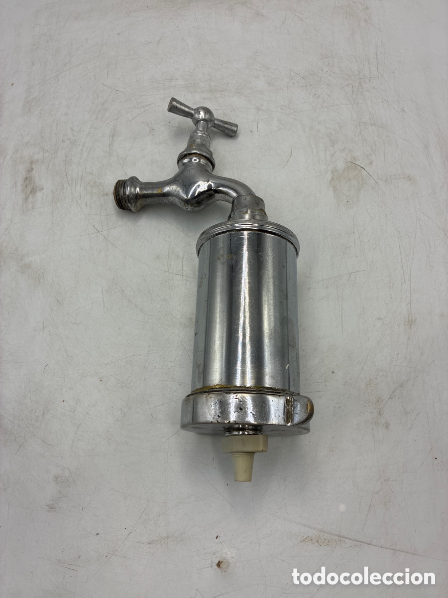 Antig&uuml;edades: Antiguo grifo con filtro de agua.