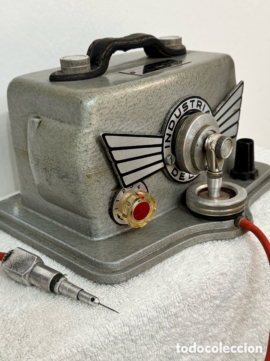 Antig&uuml;edades: Antigua m&aacute;quina de coser para hacer puntos Vintage