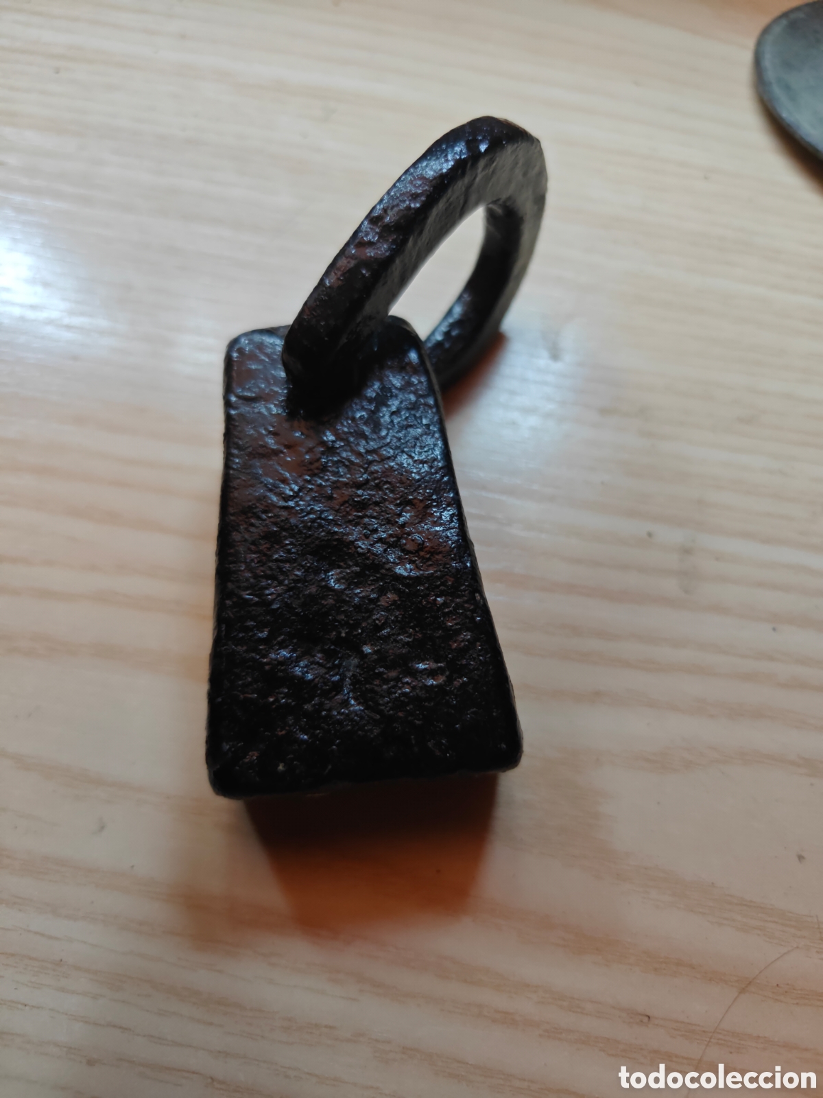 Antig&uuml;edades: Antiguo peso ponderal / Pil&oacute;n de hierro macizo para balanza romana
