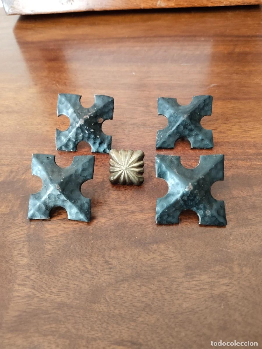 Antig&uuml;edades: 2 Clavos 6 una Tachuela.