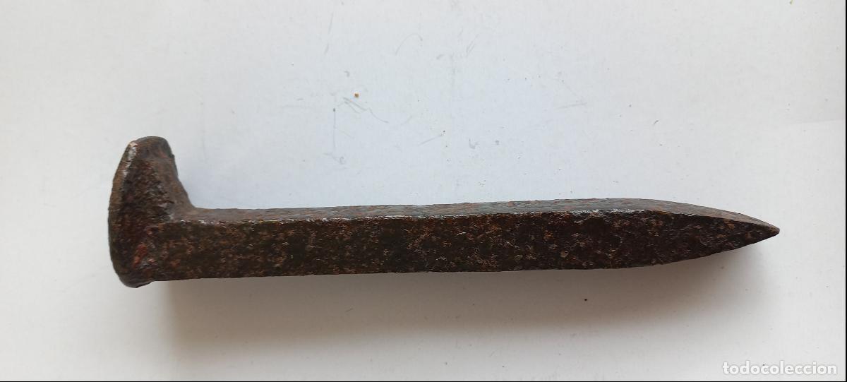 Antig&uuml;edades: Gran clavo antigua de hierro, forja, de ferrocarril, de via de tren, traviesa etc. 17 cm
