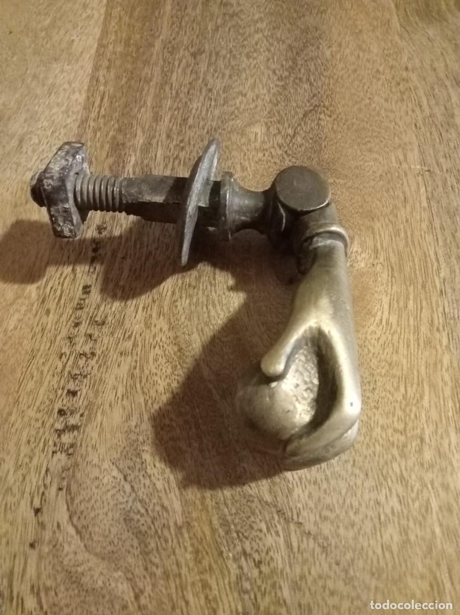 Antig&uuml;edades: ANTIGUA ALDABA PICAPORTE, LLAMADOR, CON FORMA DE MANO DE FATIMA, MACIZA EN BRONCE