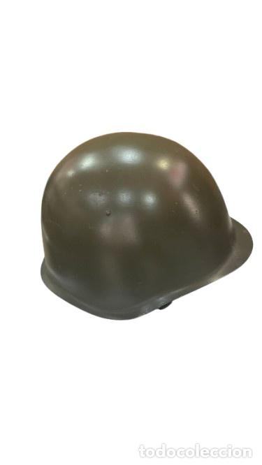 Antig&uuml;edades: Casco militar vintage en exhibici&oacute;n