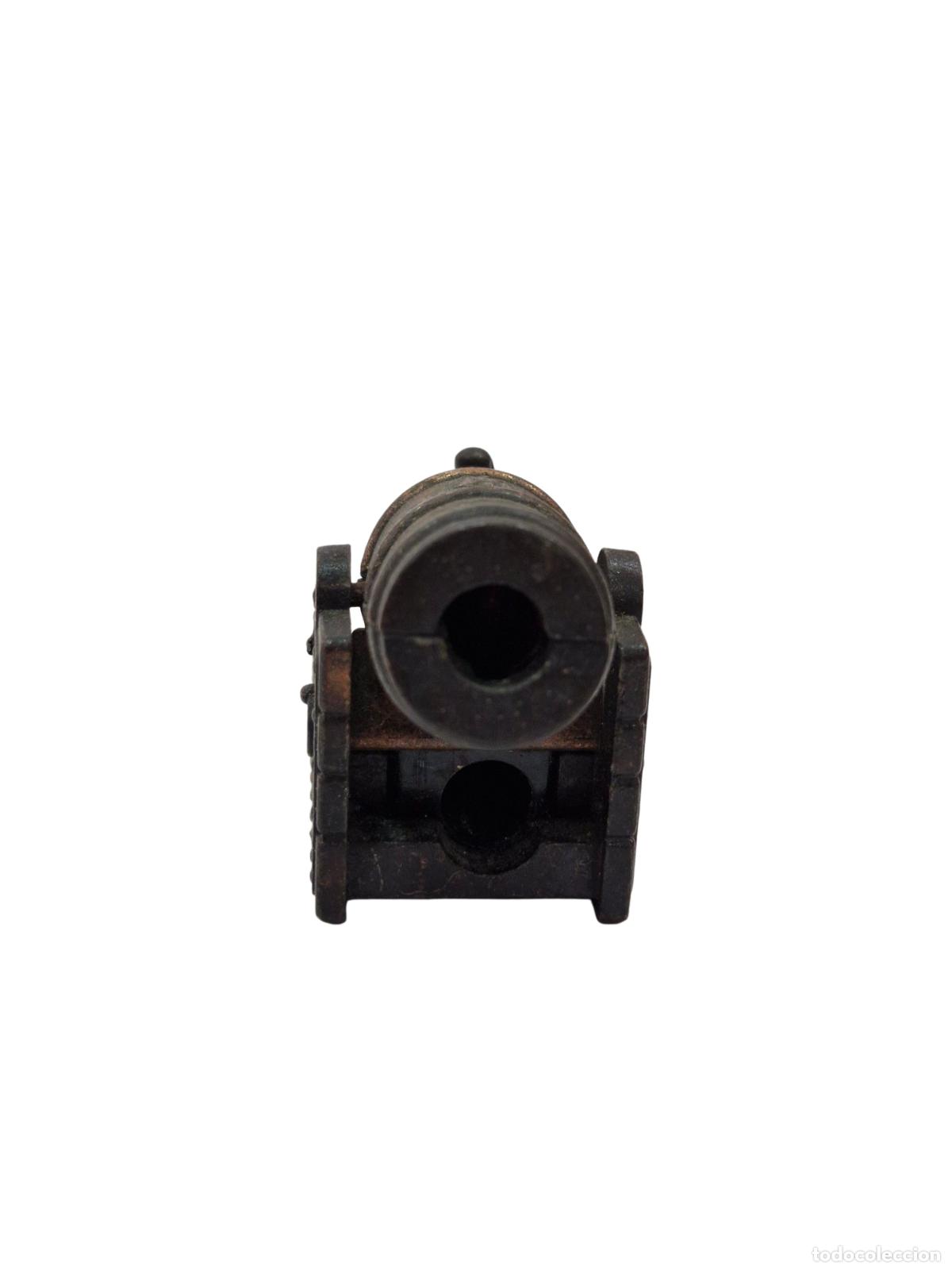 Antig&uuml;edades: Sacapuntas met&aacute;lico en forma de ca&ntilde;&oacute;n